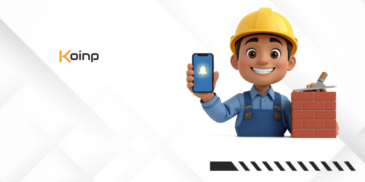 Pedreiro de capacete amarelo sorrindo e mostrando no celular a notificação de um pedido de obra, ao lado de uma parede de tijolos