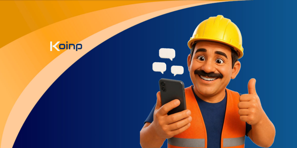 Zé da Obra, o assistente do Koinp, com o celular na mão e fazendo joinha